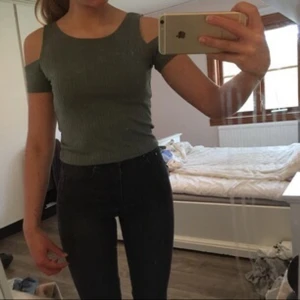  - Off shoulder grön crop topp storlek XS, aldrig använd. Köpare står för frakt 