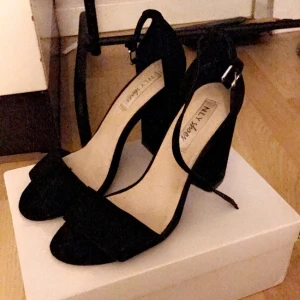  - Svarta knappt använda klackskor, köparen står för frakten 