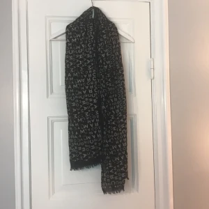  - Scarf från Marc Jacobs. Hämtas på Södermalm eller skickas 
