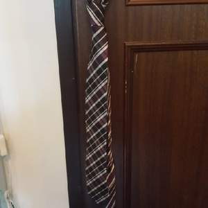 Snygg lila slips som inte längre används. Priset är exklusive frakt. Har swish.