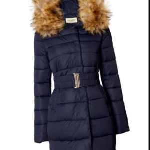  - ENDAST PROVAD!  Säljer nu min vinterjacka, Rocco barocco. Med en äkta stor Hollies päls som ingår.  Ny pris 2700kr  Mitt pris 1600kr