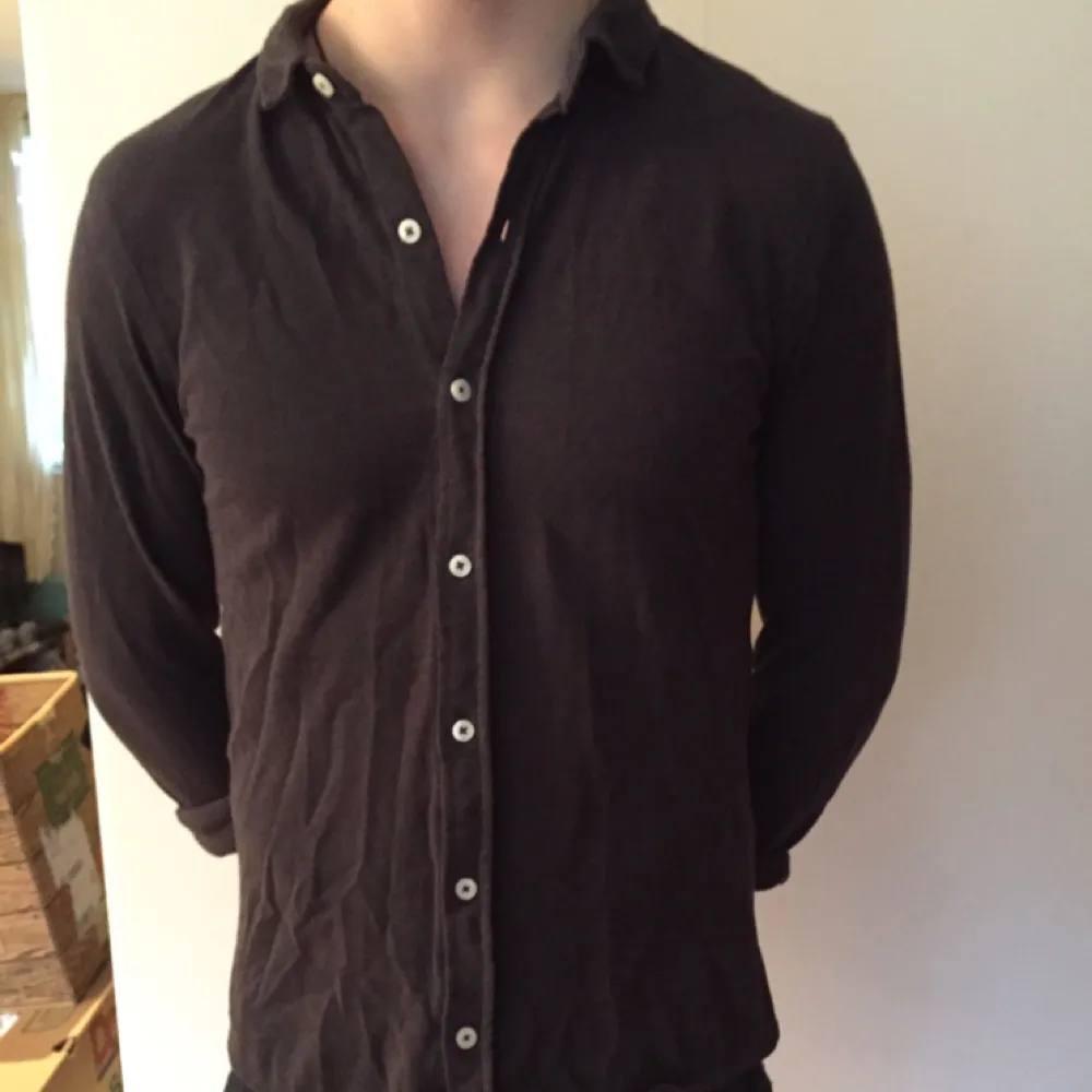 Dark grey shirt in piké-material from Zara man. . Skjortor.