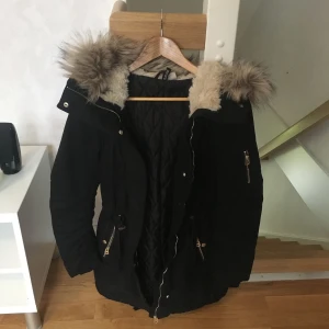  - Vinterjacka från HM i väldigt bra skick. Knappt använd! Fuskpäls 