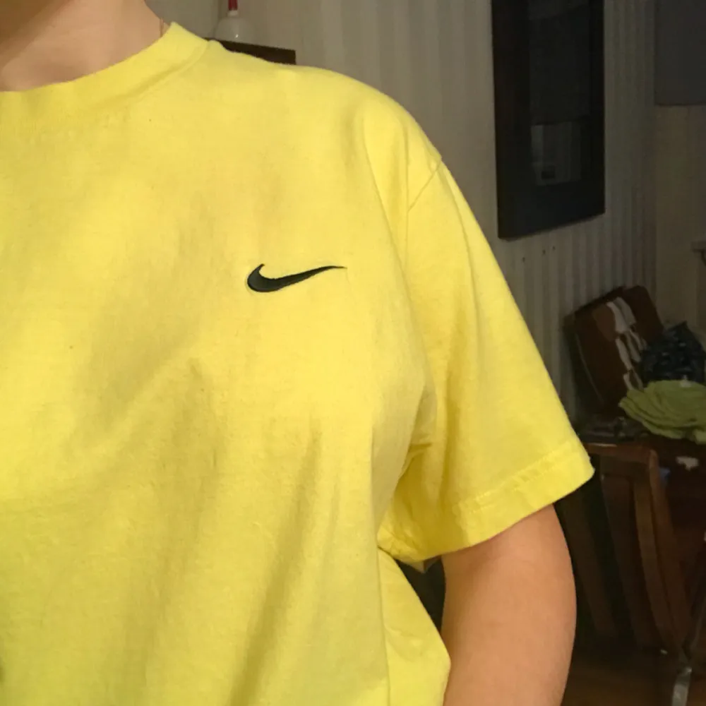 gul nike tshirt älskar den men behöver pengar :’(. T-shirts.