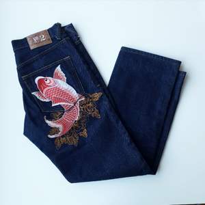 Helt nya, unikt broderade jeans av okänt märke. Mått: midja, 44 cm rakt över, längd, 105 cm. Frakt: 58 kr.