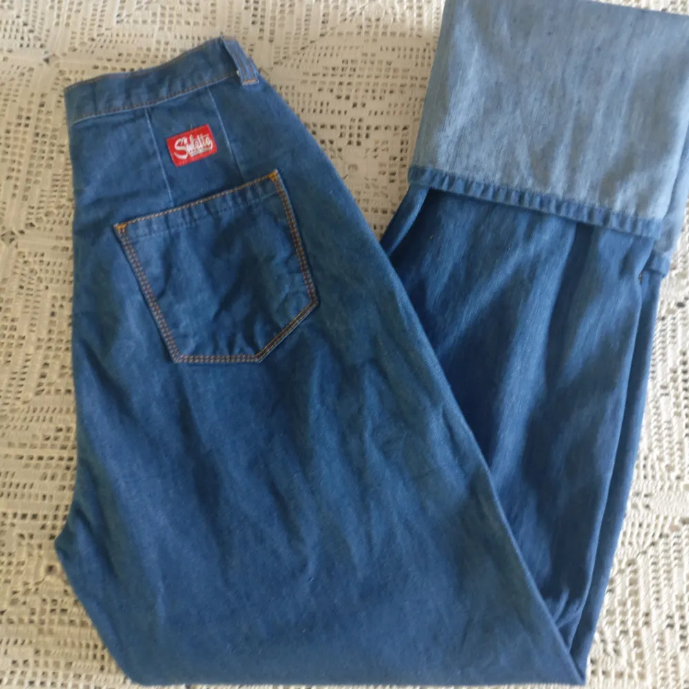 Helt nya 50-tals jeans från Sivletto Rockabilly. Nypris 999 kr  Jag använder mig av Swish, frakt ca 50 kr tillkommer.. Jeans & Byxor.