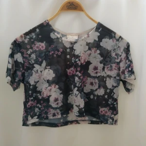  - Tunn, lite genomskinlig cropped top ifrån urban outfitters! ✨