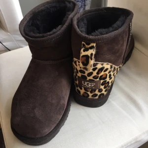  - Knappt använda Uggs köpta för ca 3 år sedan i Chicago. Har mest ledat i garderoben då dom är lite stora till mig. Ser nästan nya ut. Finns på söder eller så skickar jag mot att köparen betalar frakten 