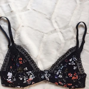  - Ursnygg BH i bralette stil med spetsdetaljer. Aldrig använd och har lapparna kvar! 