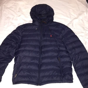  - Snygg och varm jacka från polo ralph lauren i storlek L men passar M också. Är i fint skick och är i princip som ny. Säljes för att den är lite för liten. Köptes på NK för 3200 kr förra året. 