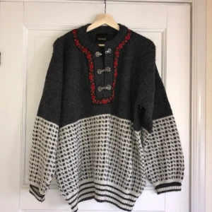  - Drömmig stickad lusekofta från Norge! 80% Ull🐑🐑🐑 Den kräver att man har en tröja under då den är lite sticksig🌵