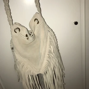  - Fin axelväska i beige färg med fransar! 