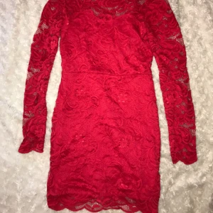  - Superfin festklänning i klarröd färg! Sitter tight på kroppen, storlek XS/34! 