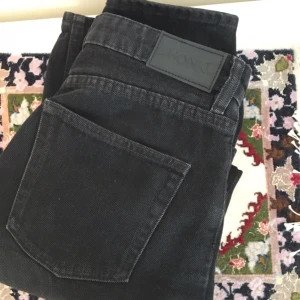  - Snygga vättade mom jeans från Monki i modellen taiki! Dom är korta i modellen (se sista bilden som är tagen från monkis hemsida)!! Den första bilden visar bäst hur färgen är i verkligheten. Alltså är dom inte så mörka som på andra bilden. Frakt tillkommer på 69kr om vi inte kan mötas upp i Lund ⭐️ 