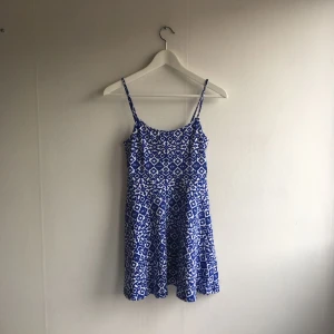  - Mönstrad klänning från HM. Använd 2 gånger.