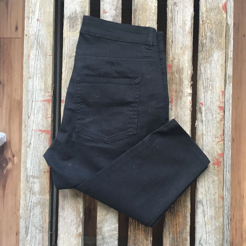 Stretchiga svarta byxor från HM med gulddetaljer. Aldrig använda.. Jeans & Byxor.