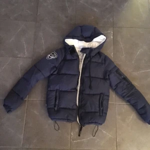  - Dbrand jacka,fint skick inga hål eller slitningar nypris ca 2000 kr