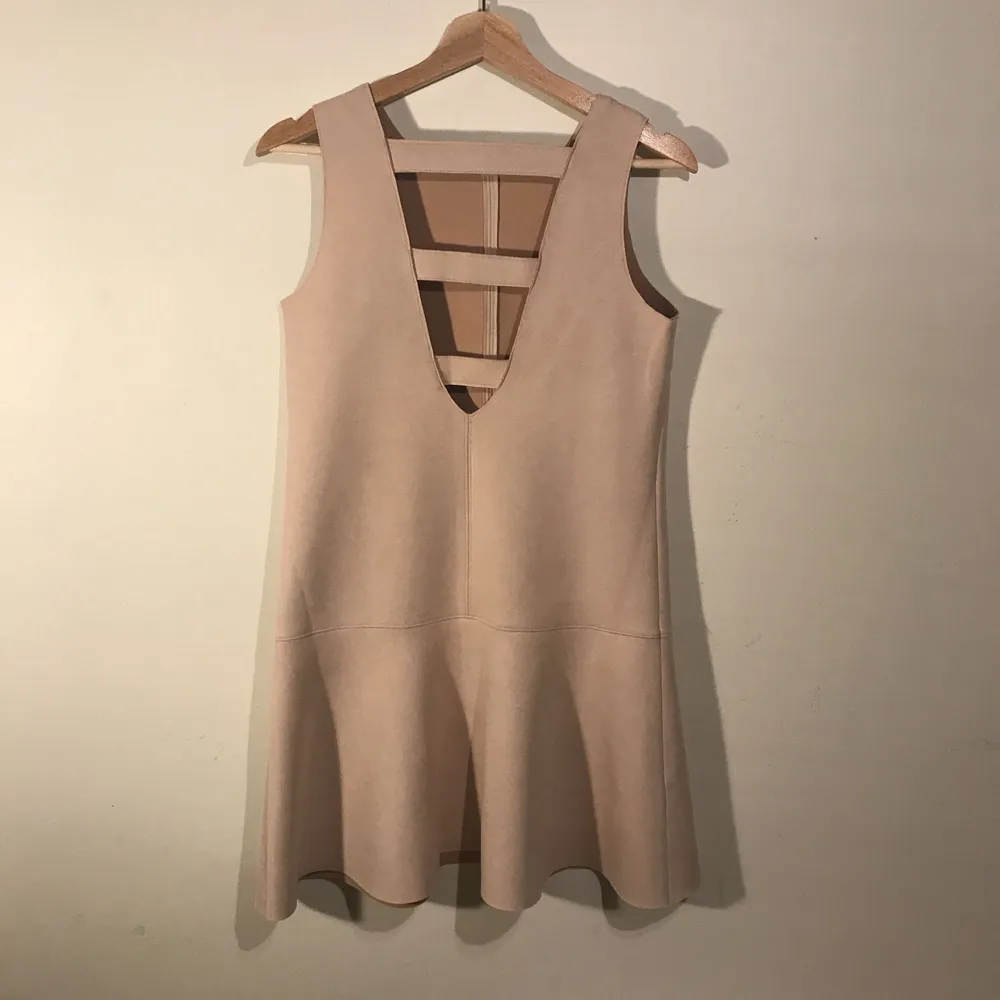 Tan dress from Mango. I bought this online, and it is too big. I wear an Xs to small and this fits like a medium. Open back design.. Klänningar.