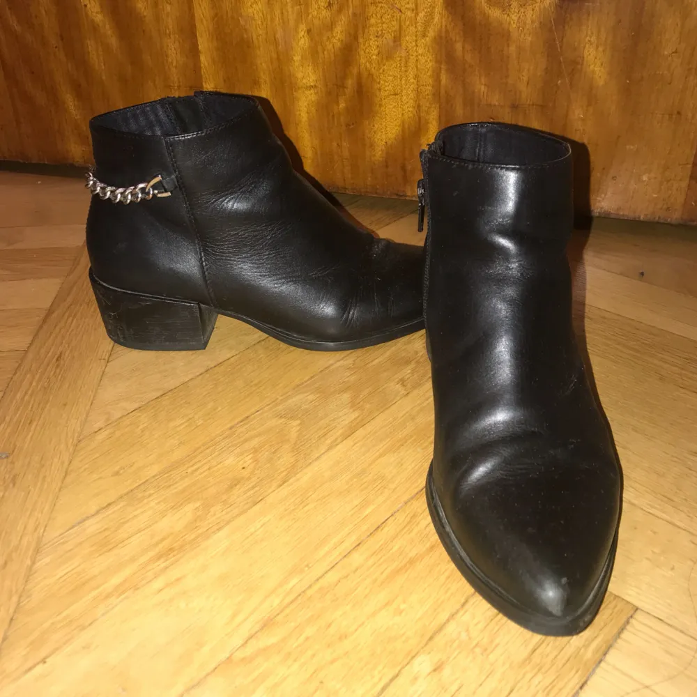 Svarta vagabond skor med spetsig tå och snygg kedjedetalj i bak, är i riktigt fint skick! Kan mötas upp eller skicka via posten, frakt tillkommer.. Skor.