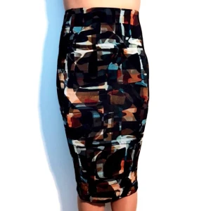  - Mönstrad pennkjol från BikBok.  Säljes för 60kr, frakt tillkommer. Betalning sker via swish.