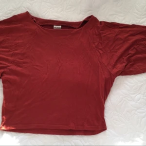  - Short top with "ballon" arms