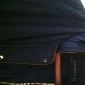 Zara jacka, marin blå.    - Zara jacka, marin blå.   