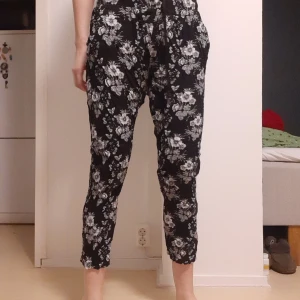 Tygbyxor - Tygbyxor, fint skick, lite små för mig som är 176 cm lång.