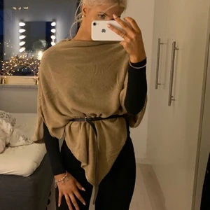 Poncho - En beige poncho med guldiga knappar på vänster axel. Supersnygg med skärp i midjan! Kan mötas upp i Jönköping annars tillkommer fraktkostnad🤍