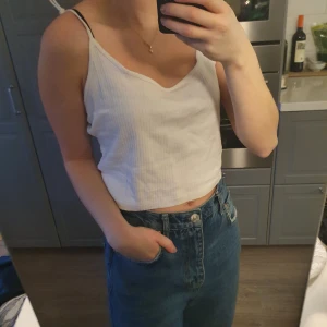 Vitt linne  - Vitt linne från bik bok. Har knutit banden för tyckte linnet blev lite stort annars men det är bara att knyta upp. Lite kortare i modellen. "Randigt" i tyget.