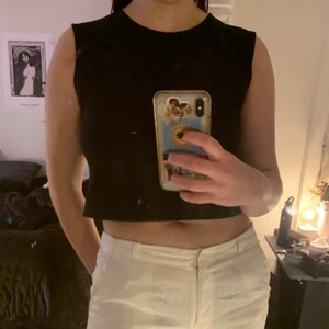 Svart linne - Svart babytee/ linne i tjockt svart material. Sitter superskönt och är stretchig, så passar bra oavsett storlek på byst t.ex. OBS. tröjan är inte fläckig, min spegel är smutsig💞💞💞