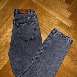 Jeans  - Första bilden: ett par supersnygga jeans från NAKD i str; 34 pris; 150                     Andra bilden: ett par snygga svart/gråa jeans från Gina med fransars vid benet och lite flare. Str; 34 pris; 150                                  Tredje bilden: ett par helt oanvända supersnygga jeans från zara, croppade med fransar nertill, Str: 36 pris; 250