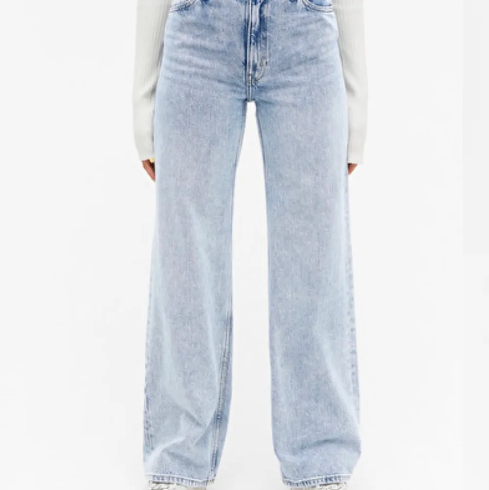 Monki jeans i modellen Yoko och färgen light blue . De är i bra skick förrutom att de är lite slitna längst ner på baksidan🥰. Jeans & Byxor.
