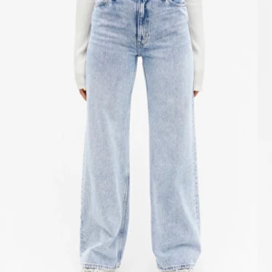 Monki jeans  - Monki jeans i modellen Yoko och färgen light blue . De är i bra skick förrutom att de är lite slitna längst ner på baksidan🥰