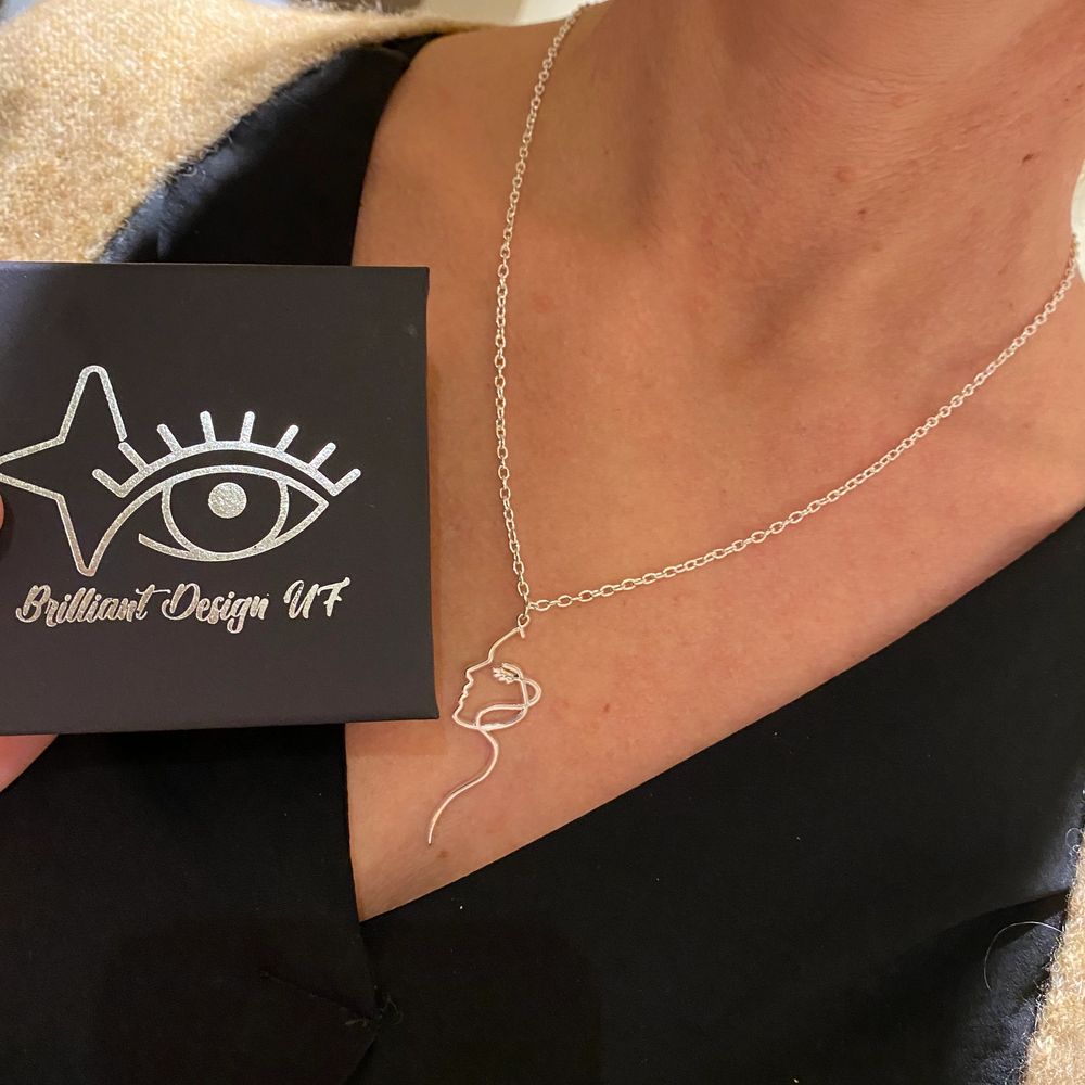 Detta är frågat UF företag. Vi säljer väldigt fina halsband som vi designat själva. Vi tänker att vi ska sälja här på plick. Perfekt gåva,present, julklapp, allt du kan tänka dig. 💗vi stödjer även bröstcancerforskningen som vi skänker en del till.. Accessoarer.