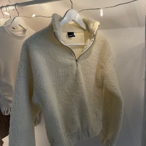 VIT ULL TRÖJA - Vit gosig ulltröja från Gina Tricot. Aldrig använd och inga hål eller slitningar. 