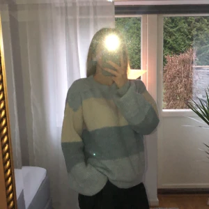 Stickad tröja från NAKD - Blå stickad tröja från NAKD i storlek S. Fint skick:)