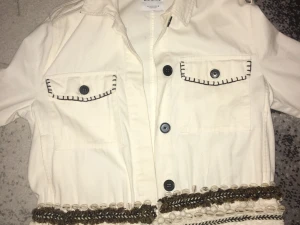 Offwhite detaljerad jeansjacka st M - Väldigt fin!! Två snören gått av längst ner annars bra skick. 