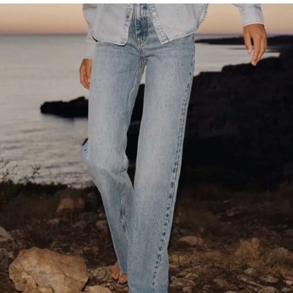 Säljer ett par jeans från Zara i storlek 34, och säljes då det är lite för små för mig tyvärr :( Skitsnygga och har en snygg raw edge längst nere! . Jeans & Byxor.