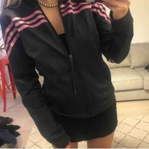 Adidaskofta - Svart/mörkgrå Adidaskofta med glitterrosa ränder