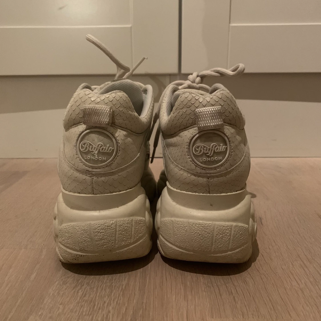 Vita Buffallos med snakeprint - 91