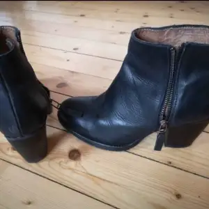 Ankelboots från märke Pavement. Storlek 37. Använda med lite vardagsslitage men i gott skick. Hämtas i Bromma(Mariehäll).