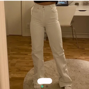 Vita 90’s jeans från Zara - (bilderna är lånade) jag säljer dessa jättesnygga vita 90’s full lenght jeansen från zara i storlek 34! Köpte de här på plick men var tyvärr för små för mig :( jättefint skick 🥰
