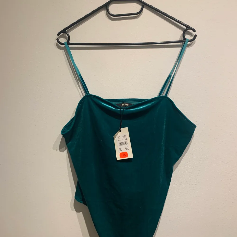 Never been worn, tag still on, cute body from BikBok. Green vevlet with spaghetti straps and stretchy material. . Toppar.