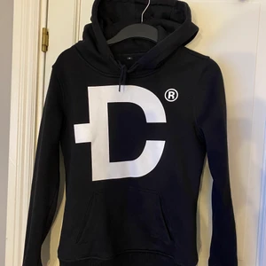 Dirtcült Hoddie  - Knappt använd, fint skick