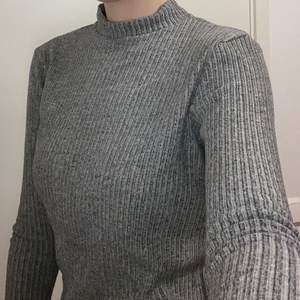 grå tröja med lite turtleneck från cubus. Fick den av en kompis för några år sen men har inte kommit till så mycket användning. Bra skick!🥰