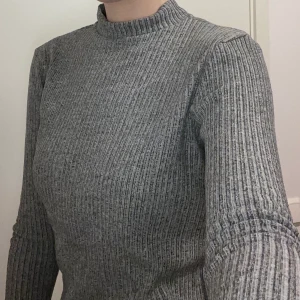grå tröja - grå tröja med lite turtleneck från cubus. Fick den av en kompis för några år sen men har inte kommit till så mycket användning. Bra skick!🥰