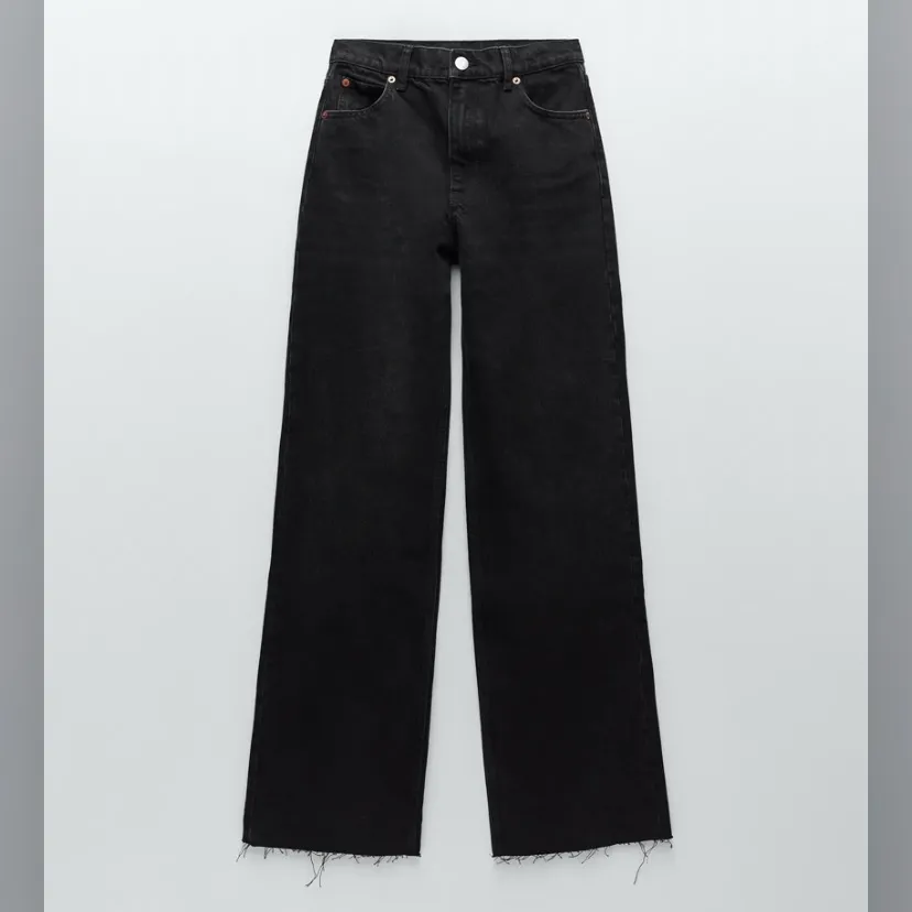 Säljer mina jeans från zara som är i modellen high rise full length, de är slutsålda på hemsidan och i bra skick 🤩🤩. Jeans & Byxor.