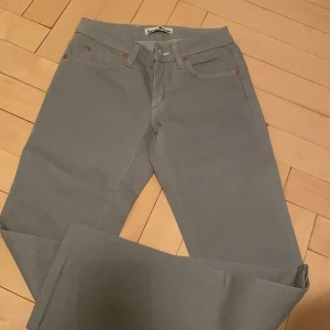 Gråa acne jeans  - Dessa hyfsat lågmidjade gråa Ance jenasen är köpte på Martys i Helsinborg förra året altså är dom äkta. Dom sitter skit snyggt men köptes i fel storlek:( så jag säljer dom nu skriv privat för föer bilder 💕💕(