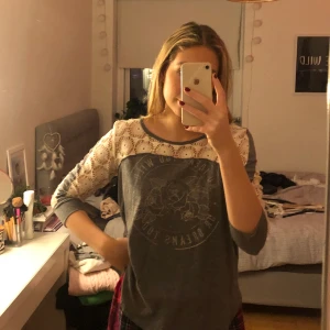 Hollister tröja - En mörkgrå Hollister tröja med vita spets detaljer. Storlek M. Väldigt skön och luftig! Knappt använd:)🖤