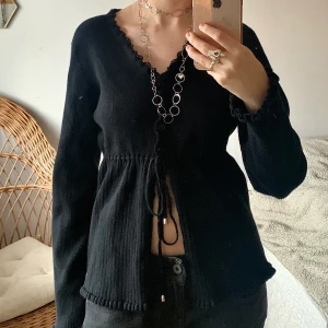 söt kofta/blus - supersöt thriftad kofta/blus i toppskick! passform såsom bilden ovan<3 Det får att knäppa hela vägen ner!